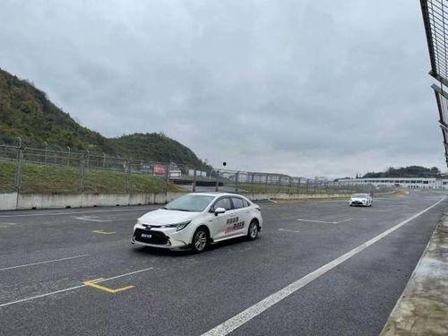 实拍国产丰田赛道视频,速度与激情的完美演绎